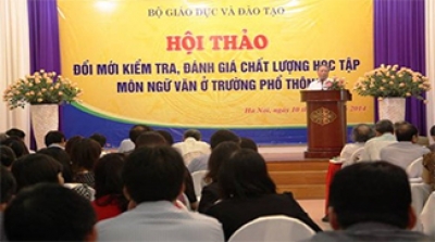 Trần Ngọc Thêm. Từ “ngồi” đến “đi” hay từ “ổn định” đến “biến động” trong hệ giá trị văn hoá Việt Nam